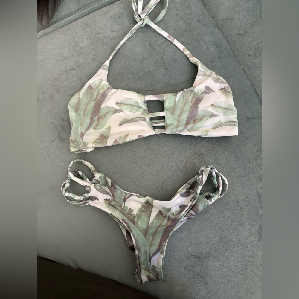 Read bio please Midori tropical bikini set size large but fits more of lg/m